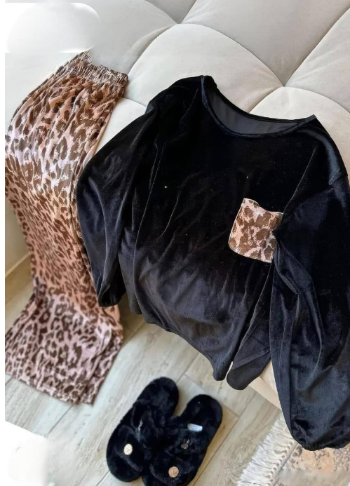 بيجامة Cozy Tiger – قطيفة مبطنة